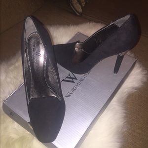New with box, 6.5 black pump, Worthington